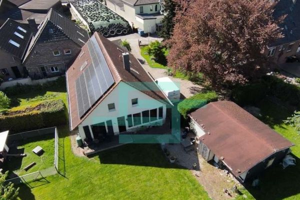 Wohnen und Arbeiten in Rees-Esserden: Wohnhaus mit Hoffläche auf 1.682 m² Grund