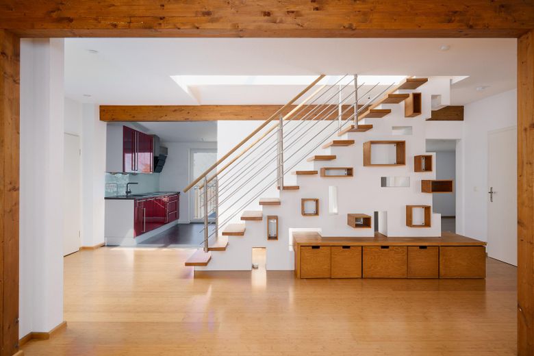 Altbau-Dachgeschosswohnung mit privater Dachterrasse am Adolfplatz — 127m², provisionsfrei – Wohnzimmer