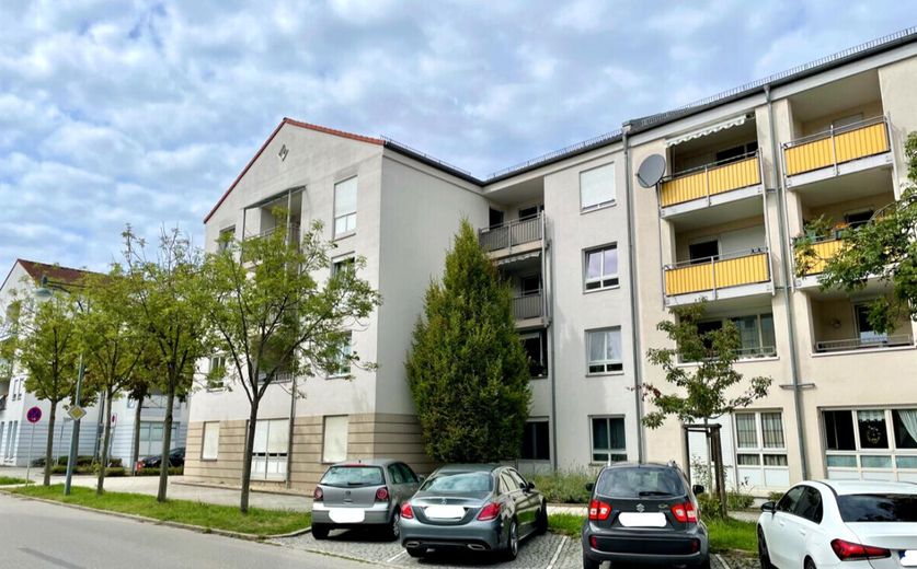 Apartamento de 3 habitaciones recién renovado con garaje subterráneo * libre para ocupar y sin comisión * – Außenansicht Gebäude