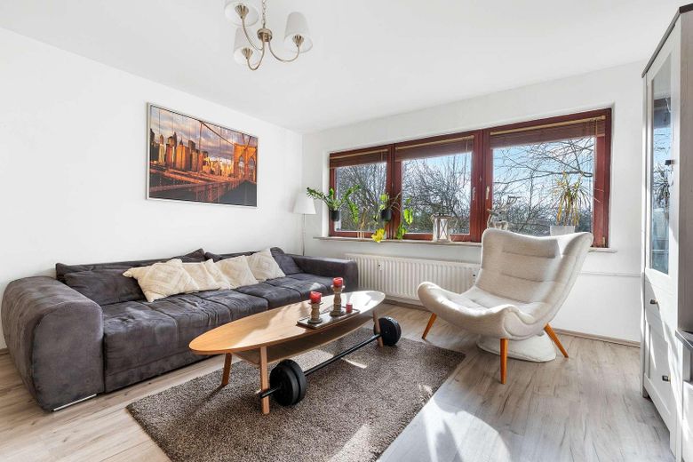 Helle 2-Zimmerwohnung mit Balkon in der Neustadt - 1050€ Warmiete – Wohnzimmer