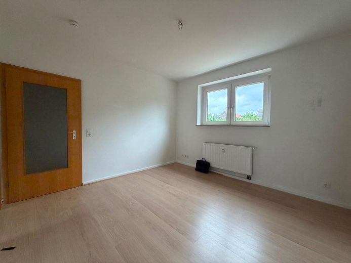 Helle 3 Zimmer Erdgeschoss Wohnung, frei ab 01.09.2026 – Zimmer 1 (Wohnraum)