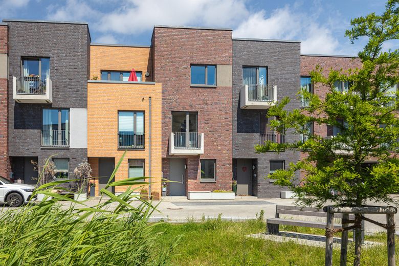 Hoogwaardig townhouse met dakterras en uitzicht op het water – Foto 1