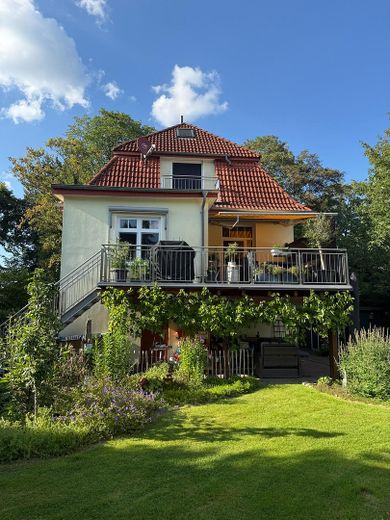 Stilvolles Einfamilienhaus mit 1.800 m2 Südgrundstück und hochwertiger Ausstattung – Rückansicht