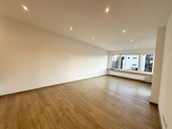 Hochwertig sanierte 4-Zimmer-Maisonette | 110 m² | 2 Bäder | Balkon | ruhige Lage an den Mainwiesen – Wohnzimmer OG