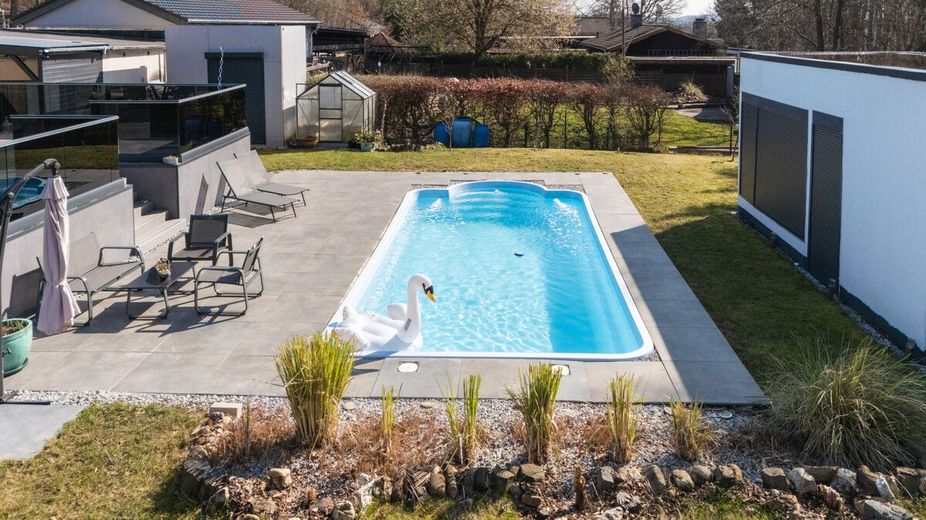 Urlaubsfeeling!!! TOP Modernes Familienhaus mit Garage, Pool und Badehaus in Breitscheid – Außenpool
