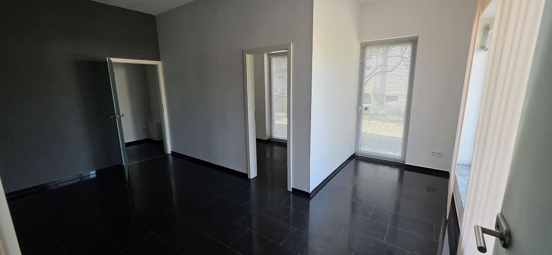 Casa residenziale e commerciale rappresentativa, non affittata, su terreno di 948 m² – Raum 2 EG