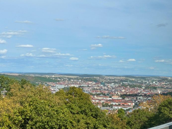Renovierte 2-Zimmer-Wohnung mit modernem Bad, Balkon, Blick ins Grüne & Aufzug - provisionsfrei – Aussicht vom Haus