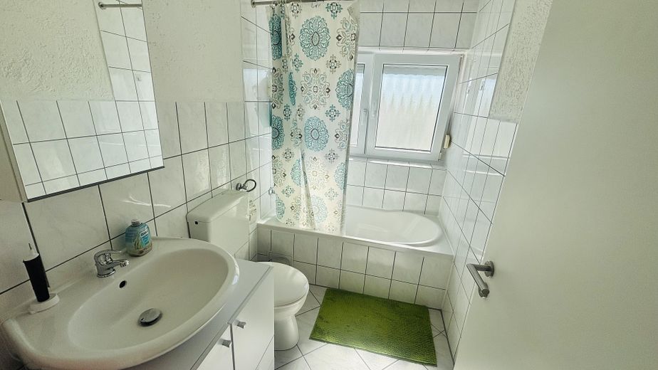 Helle 3-Zimmer-Wohnung mit Balkon, Einbauküche und Garage in Onstmettingen – Bad