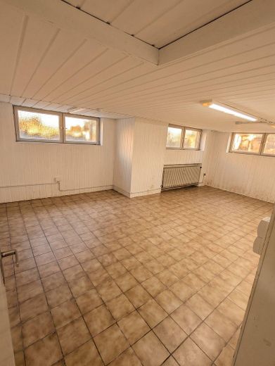 Rosenheim’de merkeze yakın bahçeli ve garajlı ikiz ev, komisyonsuz – Beheizter Hobbyraum im Keller