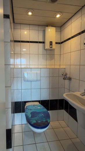 Appartamento modernamente attrezzato con cucina e vista panoramica in una tranquilla strada senza uscita – WC