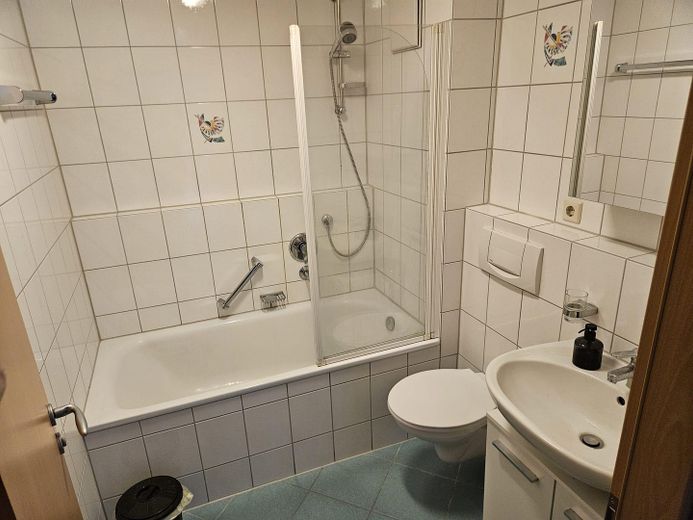 Attraktive 2-Zimmer-Wohnung mit Balkon & TG-Stellplatz in Bildechingen – Bad1