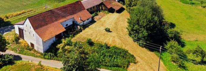 Seltenes Anwesen mit Wohnhaus, Stallungen & Scheunen auf 4.521 m² Grundstück