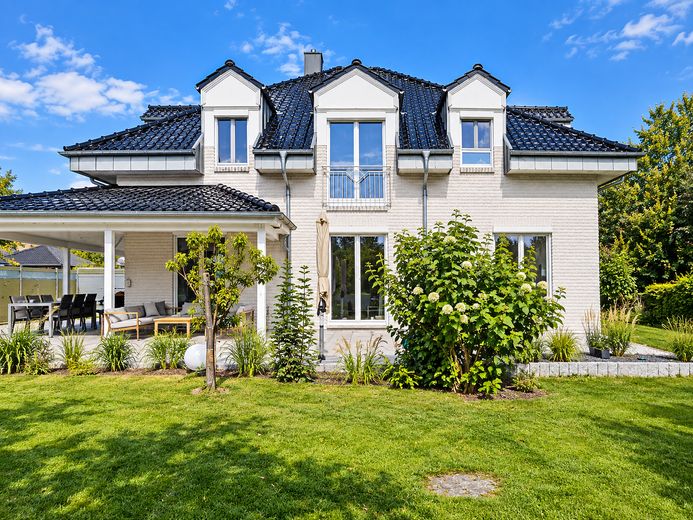 Luxueuze woning in Quickborn – 02_Aussenansicht vom Garten