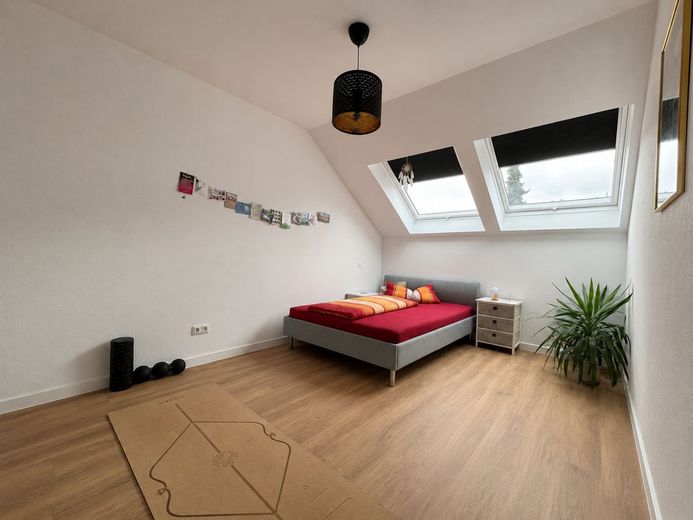 Kapitalanlage oder Eigenheim: Attraktive 2-Zi.-Wohnung mit Balkon &amp; TG-Stellplatz in Mainz- Finthen – Schlafzimmer