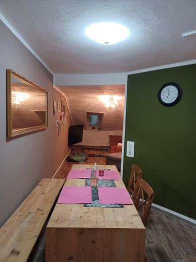 Appartement mansardé central de 3 pièces (env. 83 m²) avec climatisation et emplacement de stationnement – Einrichtung des Vormieters