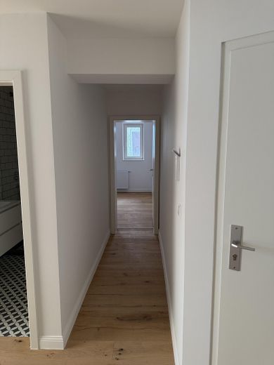 Erstbezug nach Kernsanierung - Stilvoller Altbau im Herzen von Gablenberg – Flur zum ersten Schlafzimmer 