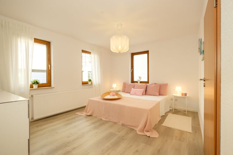 Wunderschönes Einfamilienhaus mit Anliegerwohnung  -  Provisionsfrei! – Schlafzimmer (EG | ursprüngl.)