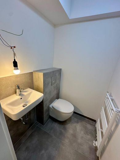 Großzügige 4,5-Zimmer-Wohnung mit ca. 135 m², Balkon, 2 Bädern, Aufzug und Garage in Düsseldorf-Bilk – Gäste-WC