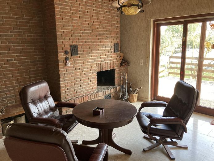 Kaminzimmer mit Marmorfußboden