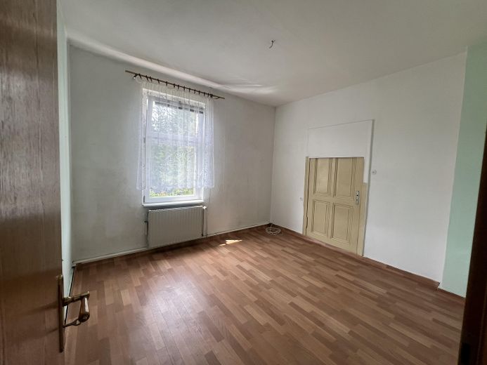 Ahır, garajlar ve büyük bahçeye sahip 2 ailelik ev – Obergeschoss Schlafzimmer II