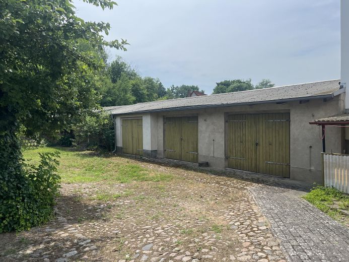 2 Familienhaus mit Scheune, Garagen und großem Garten – Garagen