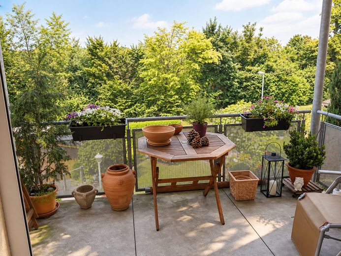 Modernisierte 3-Zimmer-Wohnung mit großem Westbalkon ins Grüne und TG – provisionsfrei – Balkon mit Ausblick ins Grüne
