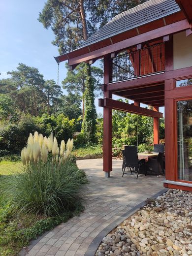 Lichtdurchflutete, energieeffiziente Villa aus Holz, Glas und Stein – Ostseite 2
