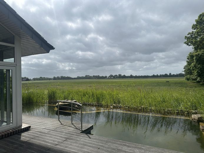 Großzügiges Architektenhaus (317m2) mit Schwimmteich, Feldrandlage u. Wellnessbereich – Südblick
