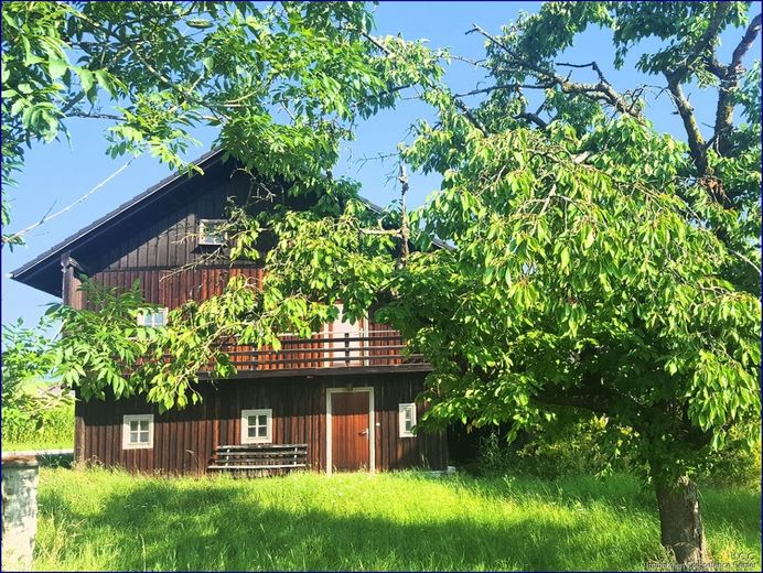 ***   FESTPREIS: 250.000,- EUR   ***
Liebhaber-Sacherl in Alleinlage - ca. 6.500 m² Grund 
am Mühl-/ Prienbach - südlich von Stubenberg – Das Haus mit zauberhaftem Obst- und Baumbestand