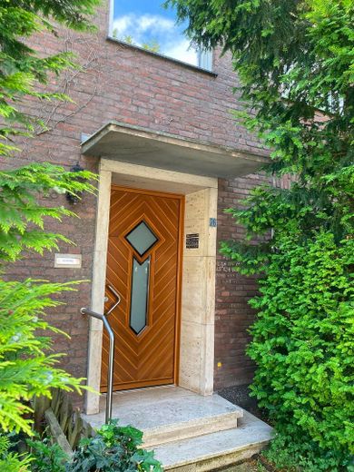 Freistehendes Dornröschen in toller Lage (von privat) – Haustür