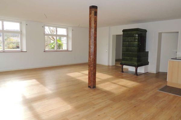 Helle Erdgeschoss-Wohnung mit Terrasse und Garten auf schönem Anwesen