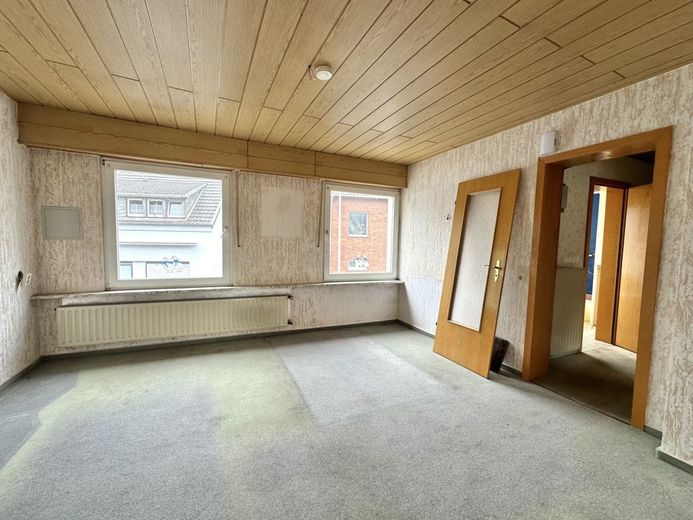 CITYHOUSE: In Top-Lage von Brauweiler! Einfamilienhaus mit großem Grundstück und viel Potenzial! – Wohnzimmer