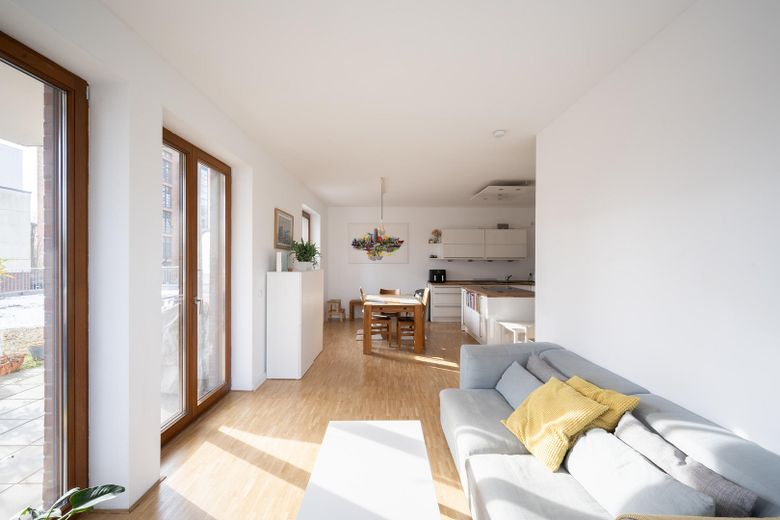Exclusivo piso de 4,5 habitaciones con amplia terraza y vistas al agua en Berlín-Köpenick – Wohnzimmer