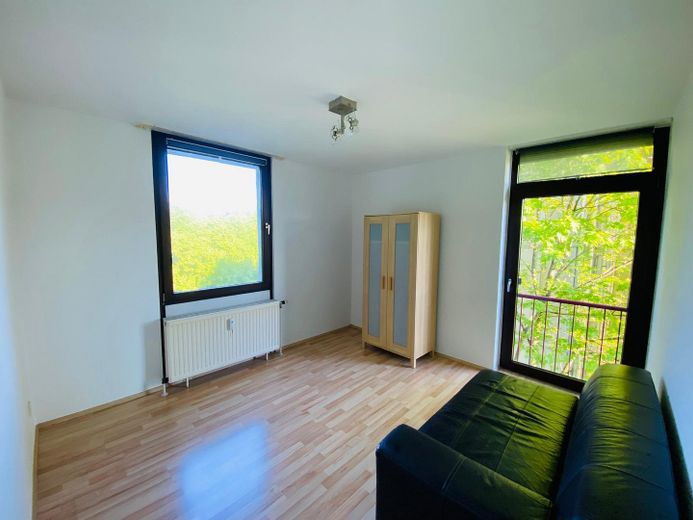 Helle 3-Zimmer-Wohnung mit Einbauküche & Aufzug & West-Loggia in München – Schlafzimmer 2