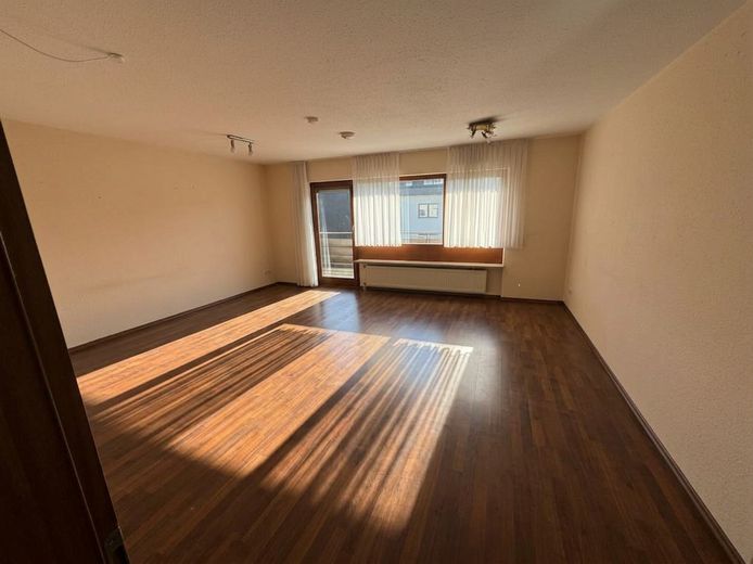 Pfiffige 2 ZW, Garage, Balkon, KA oder Eigenutz, sofort frei !!! – Wohnzimmer leer
