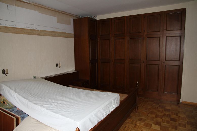 Schlafzimmer 1 OG m Einbauschr