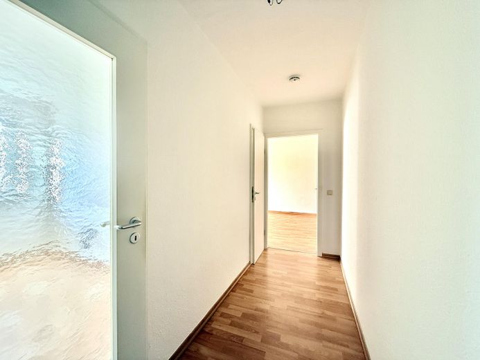 Helle 2-Raum-Wohnung mit Balkon und Blick auf die Elbhänge - 830€ Gesamtmiete inkl. Stellplatz – Flur