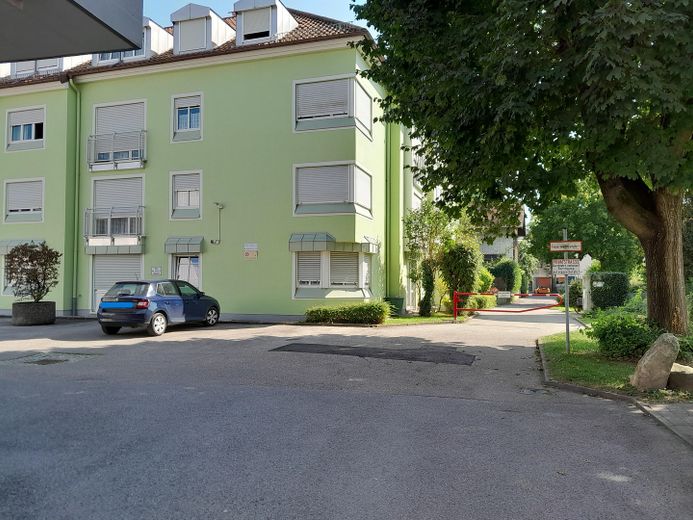 Stellplätze vorm Haus