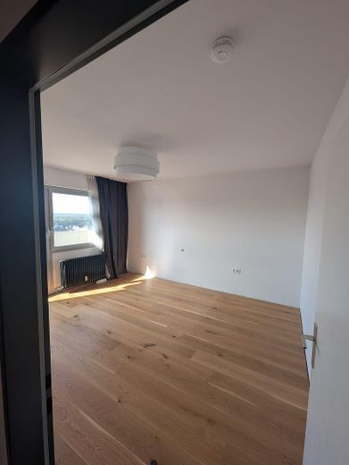 Großzügige und bezugsfreie 4,5 Zimmer Wohnung mit 3 Balkonen in Ludwigsfeld – Master-Bedroom