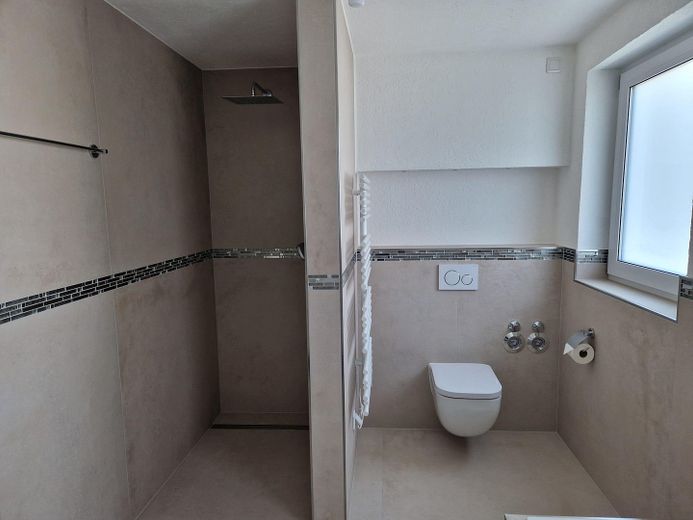 Hochwertige 3-Zimmerwohnung mit Erstbezug nach Kernsanierung – Ihr neues Zuhause auf Neubauniveau! – Badezimmer