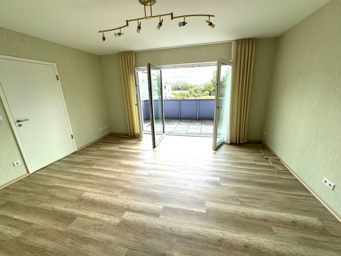 Zo goed als nieuw appartement in een meer-generatiewoning met garage, geschikt voor ouderen en drempelvrij – Wohnzimmer