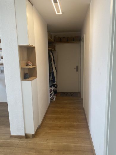 Exkl. 3-Zimmerwohnung 74+21qm EINMALIGER NUTZFLÄCHE - Einbauküche+begehb. Kleiderschr. auf 2 Ebenen – Flur