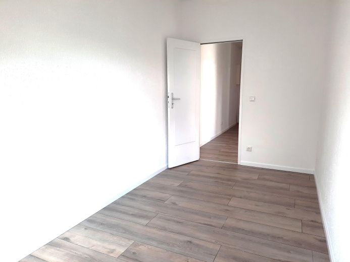 3-Zimmer-Wohnung (72 m²) mit Südwest-Balkon & Stellplatz – umfassend saniert (Provisonsfrei) – Büro / Kinderzimmer