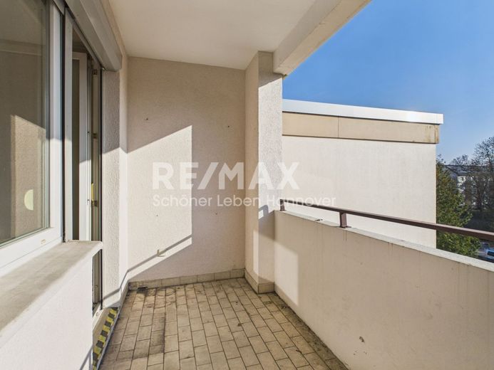*reserviert* Renovierungsbedürftige, sonnige 3 Zimmer- Wohnung – Loggia