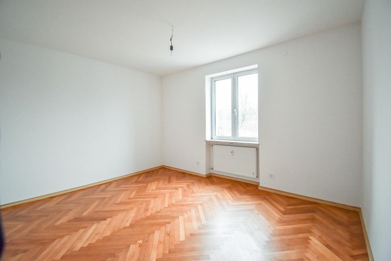 Spacieux appartement rénové de 3 pièces avec balcon et installation solaire sur le balcon à Kitzingen – Schlafzimmer 1