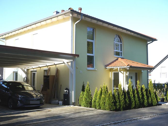 Carport und Eingang