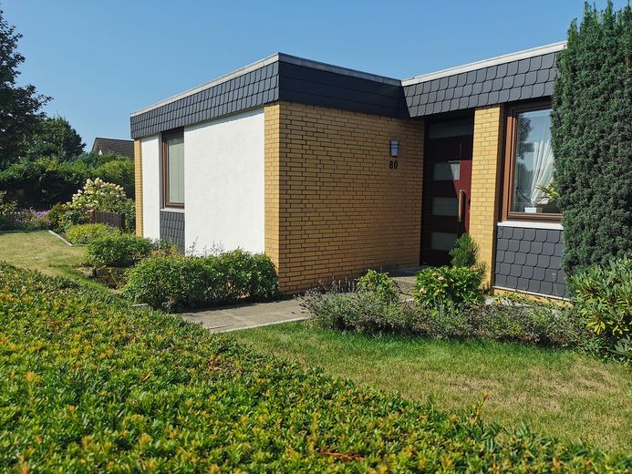 Gepflegter Bungalow mit parkähnlichem Garten – Hauseingangsseite
