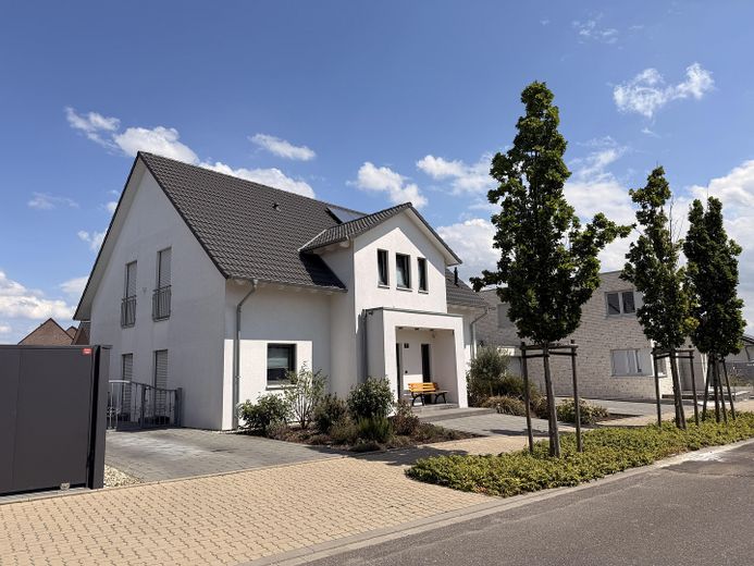 Modernes freistehendes Einfamilienhaus mit viel Platz & großem Garten | Baujahr 2021 – Straßenansicht - Zufahrtsseite