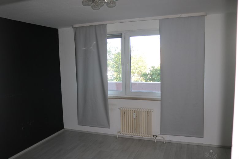 2 ZKB Wohnung - Stadtrandlage – Schlafzimmer, dahinter Balkon