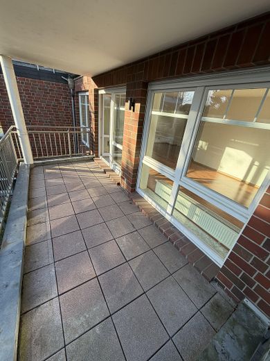 Appartement lumineux de 3,5 pièces à Sasel | Balcon exposé sud-ouest & 2 places de stationnement en parking souterrain – Balkon/SÜD-WEST